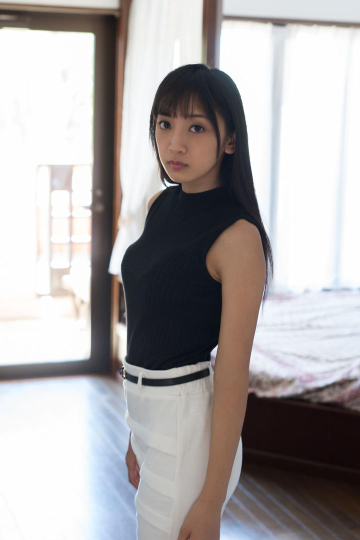 酒店里的日本清纯美女写真图片