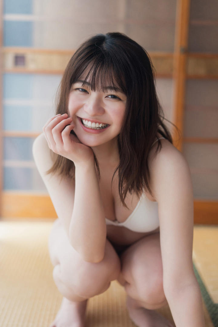 开怀大笑的日本AV美女大学生艺术照