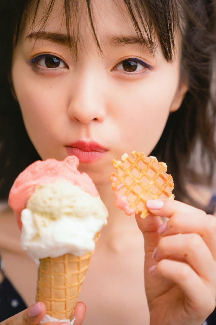 吃雪糕的纯欲美女图片