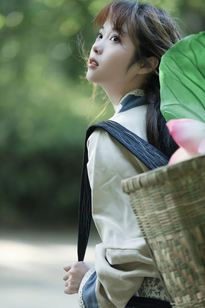 采荷花的古装少女唯美艺术照图片