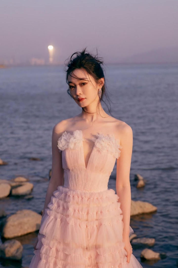 站在海边的高清美女明星宋轶写真图片