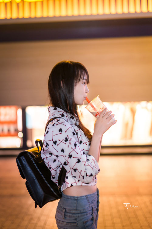 可爱美女的街头的俏皮