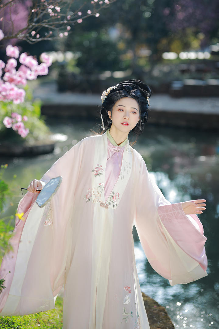 站在小溪边的古装气质美女唯美写真图片