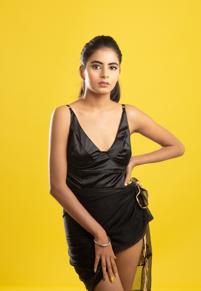 时尚大胆美女人体写真艺术摄影图片