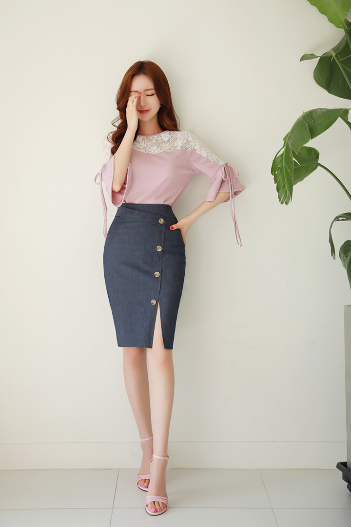 靠在墙边的高清韩国美女李妍静图片