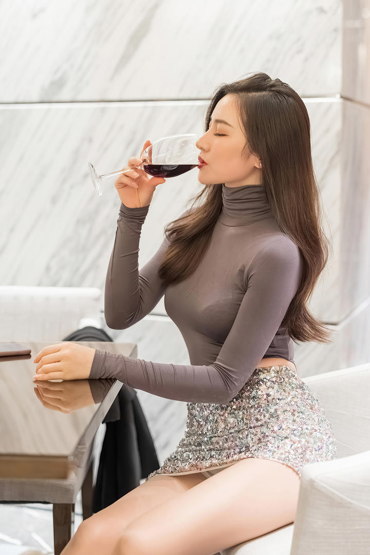 国产精品醉酒美女喝红酒极品性感空姐
