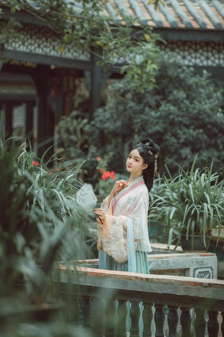院子里的唯美古装美女写真图片