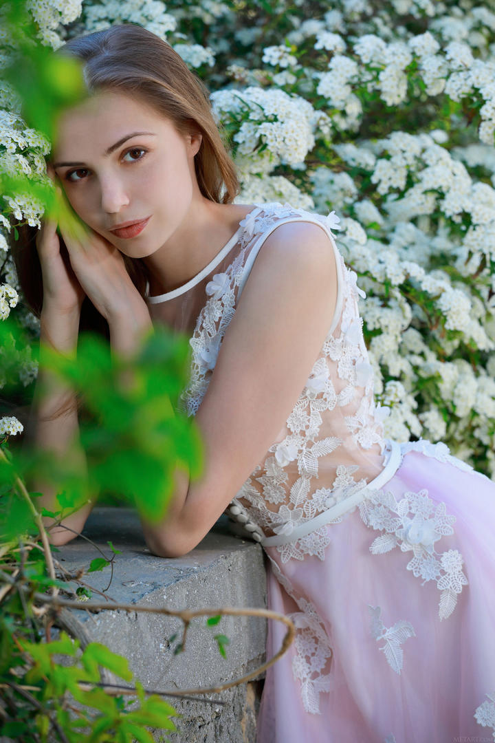 花丛中的高清欧美气质女神写真图片