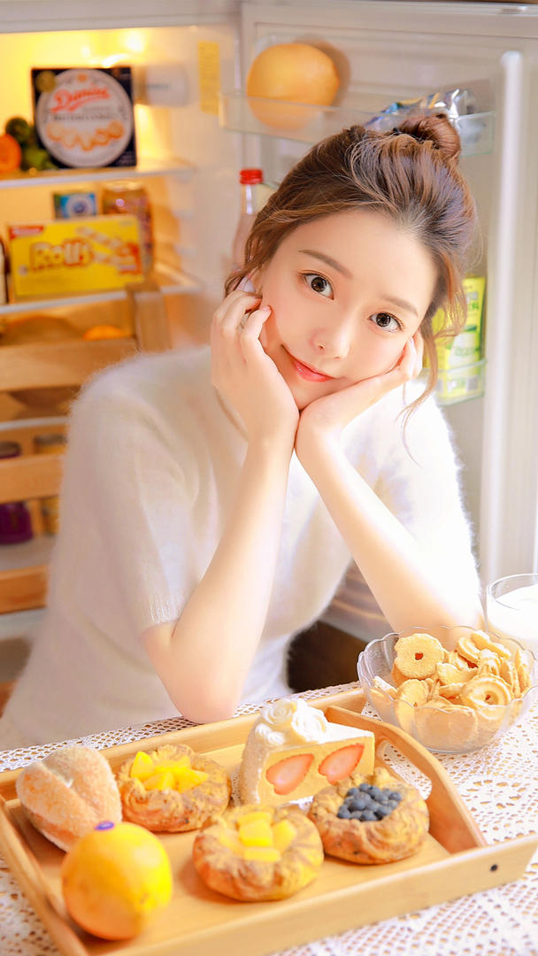 超高清吃甜品的女孩qq女生头像图片