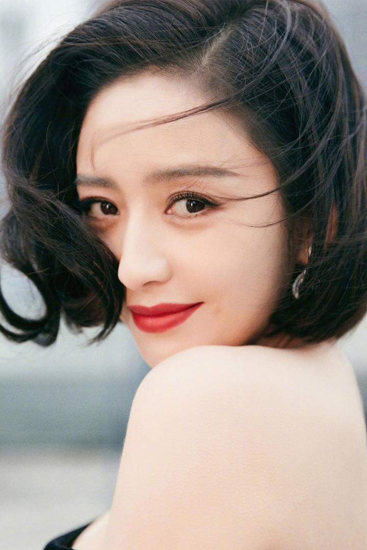 性感迷人的短发美女明星佟丽娅图片