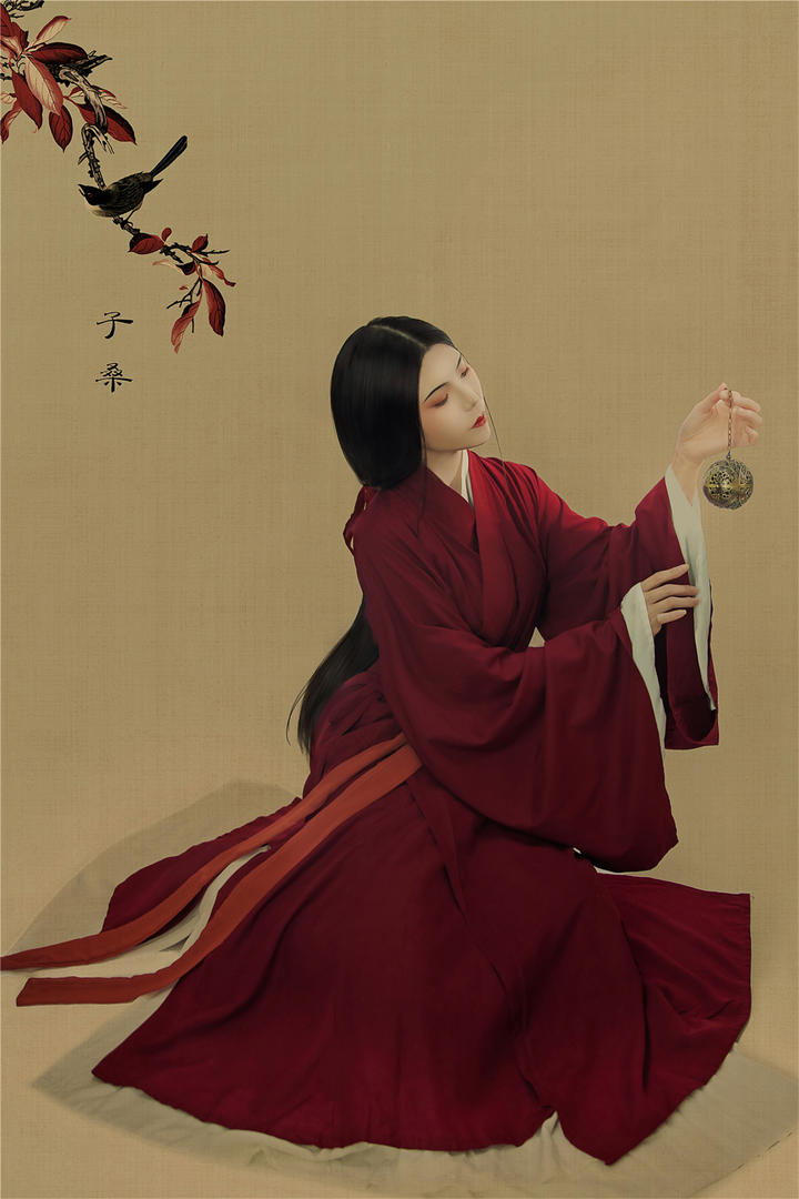 穿着红色长裙的古典古装美女写真图片