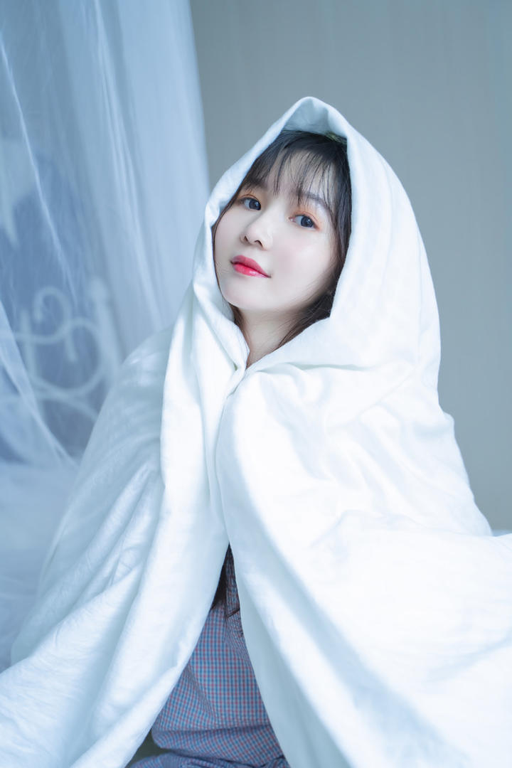 裹着被子的白皙清纯甜美美女图片