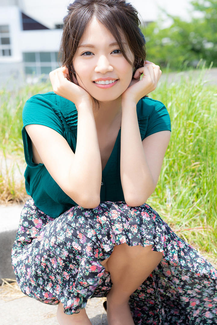 蹲在地上的日本成熟美女图片