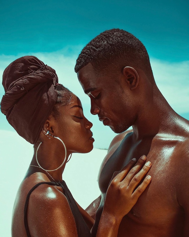 黑人亲密情侣图片