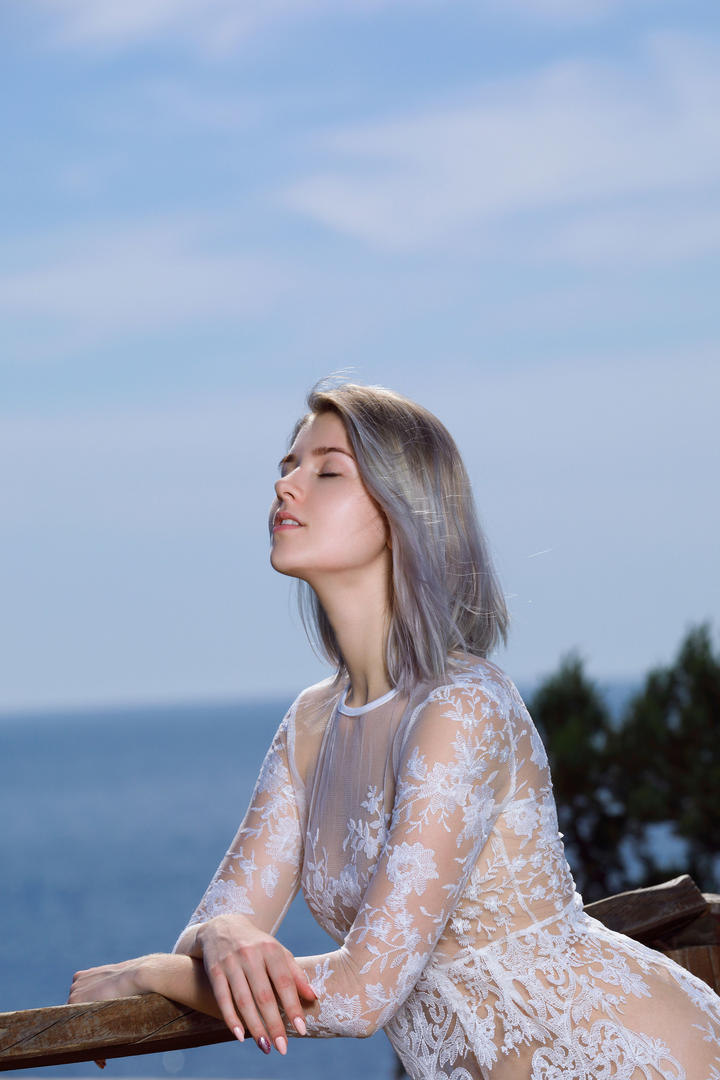 灰色短发的欧美美女人体艺术写真图片