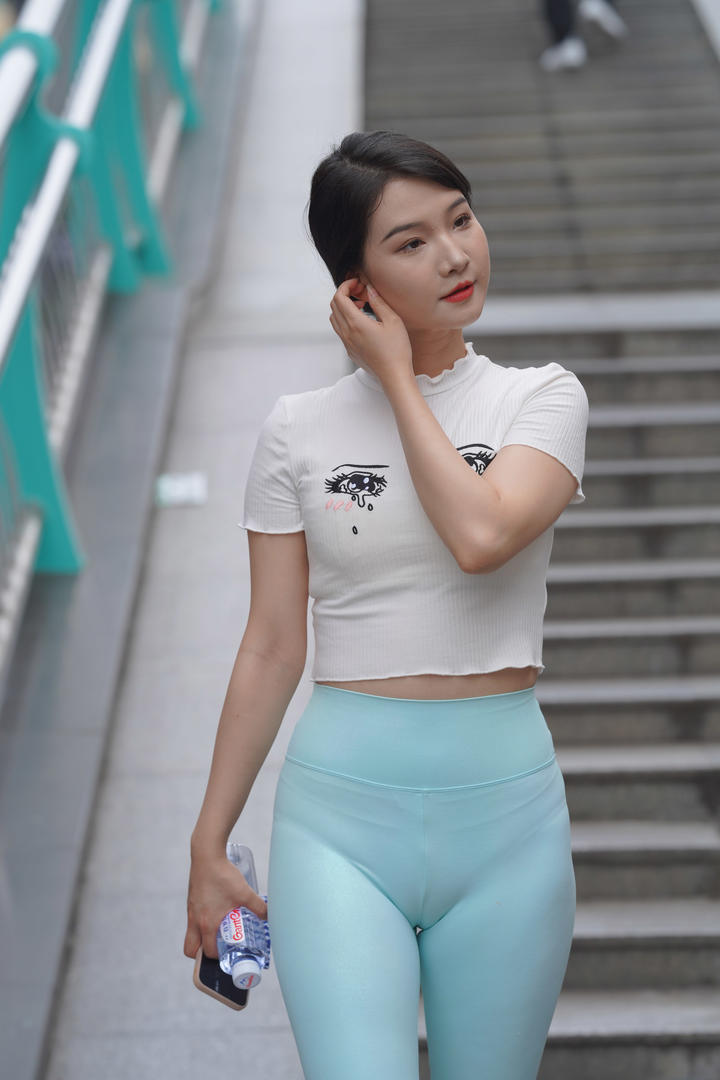 街拍性感瑜伽裤美女高清美女壁纸大图