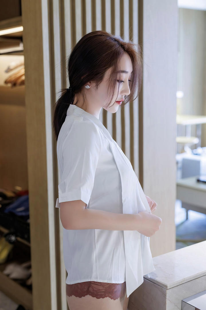 穿白色衬衫的极品美女国模优优人体艺术图片