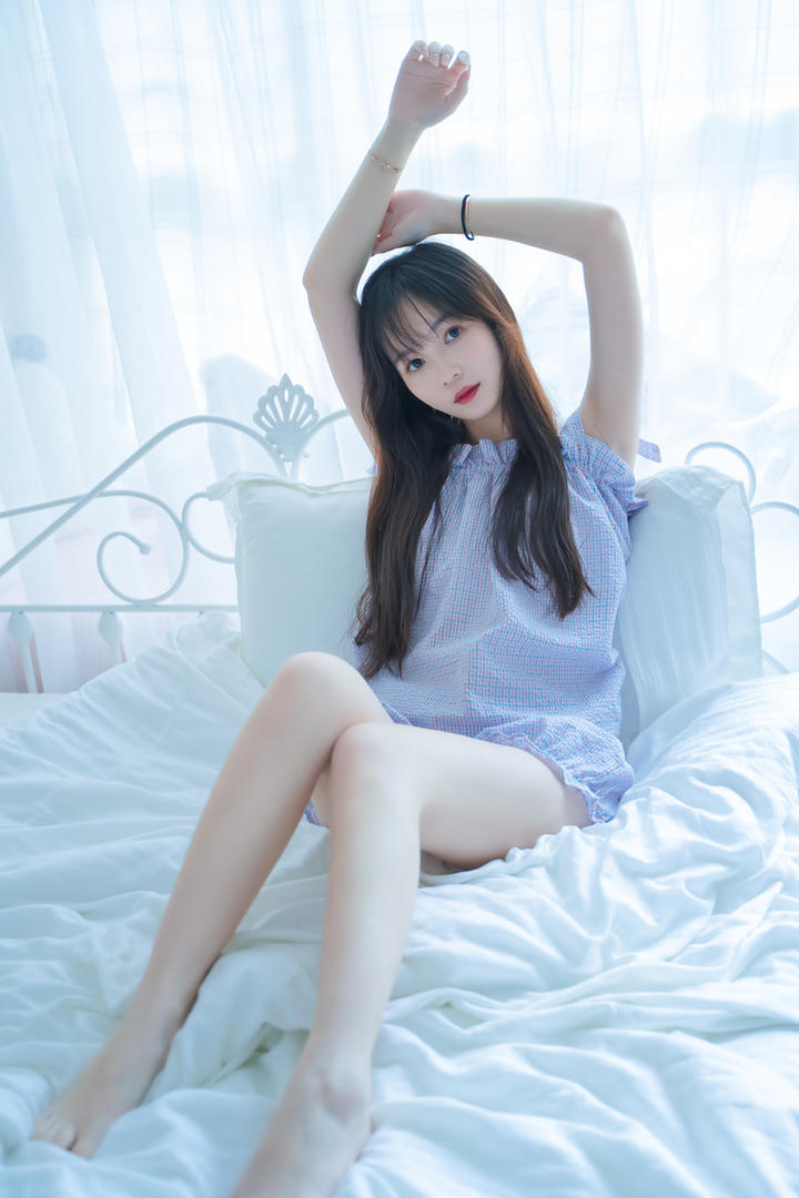 坐在床上的清纯美腿美女图片