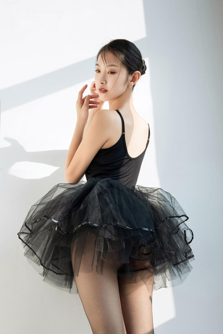 黑丝美女跳舞写真图片