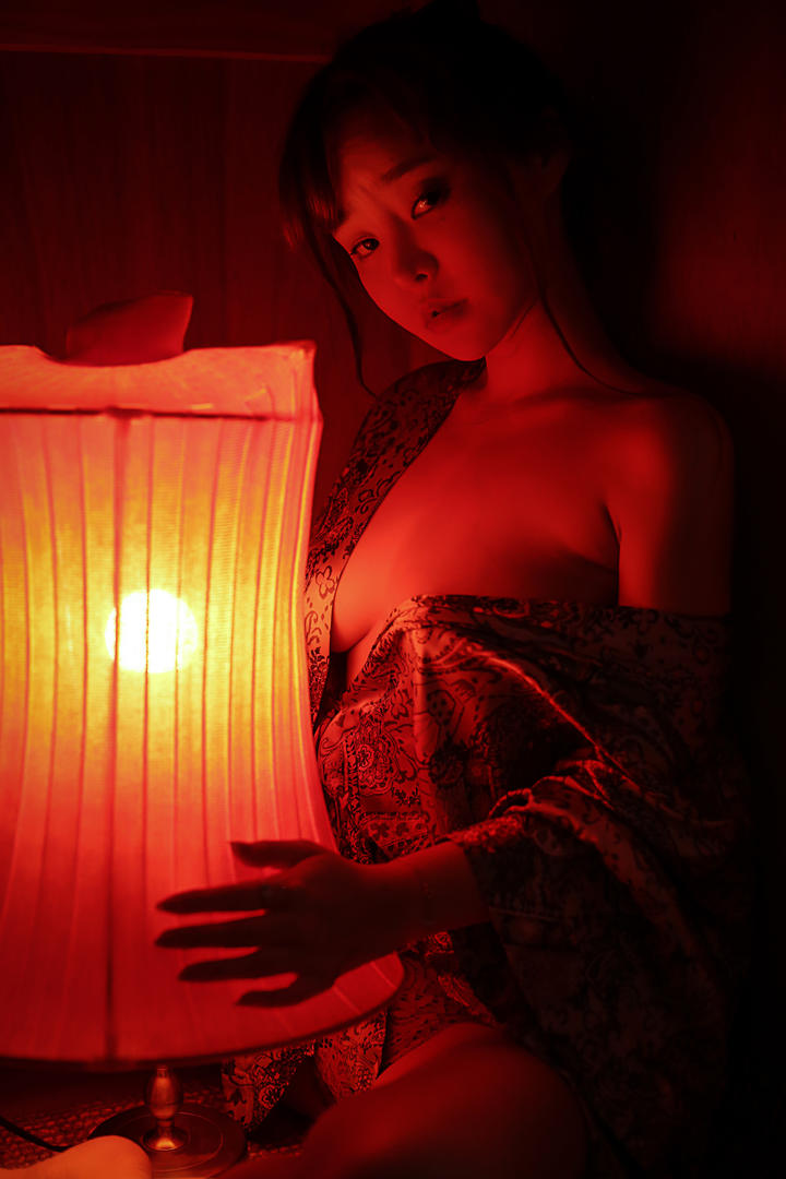 抱着台灯的性感大胸美女图片