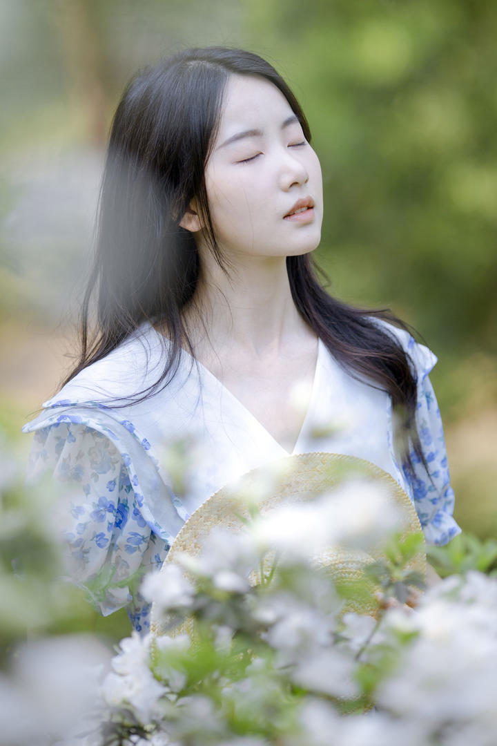 闭上眼睛的国产清纯美女头像高清图片