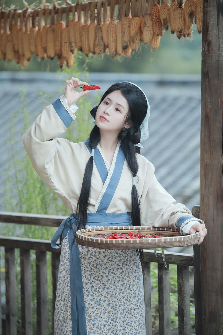 晒辣椒的清纯古典汉服美女唯美写真图片