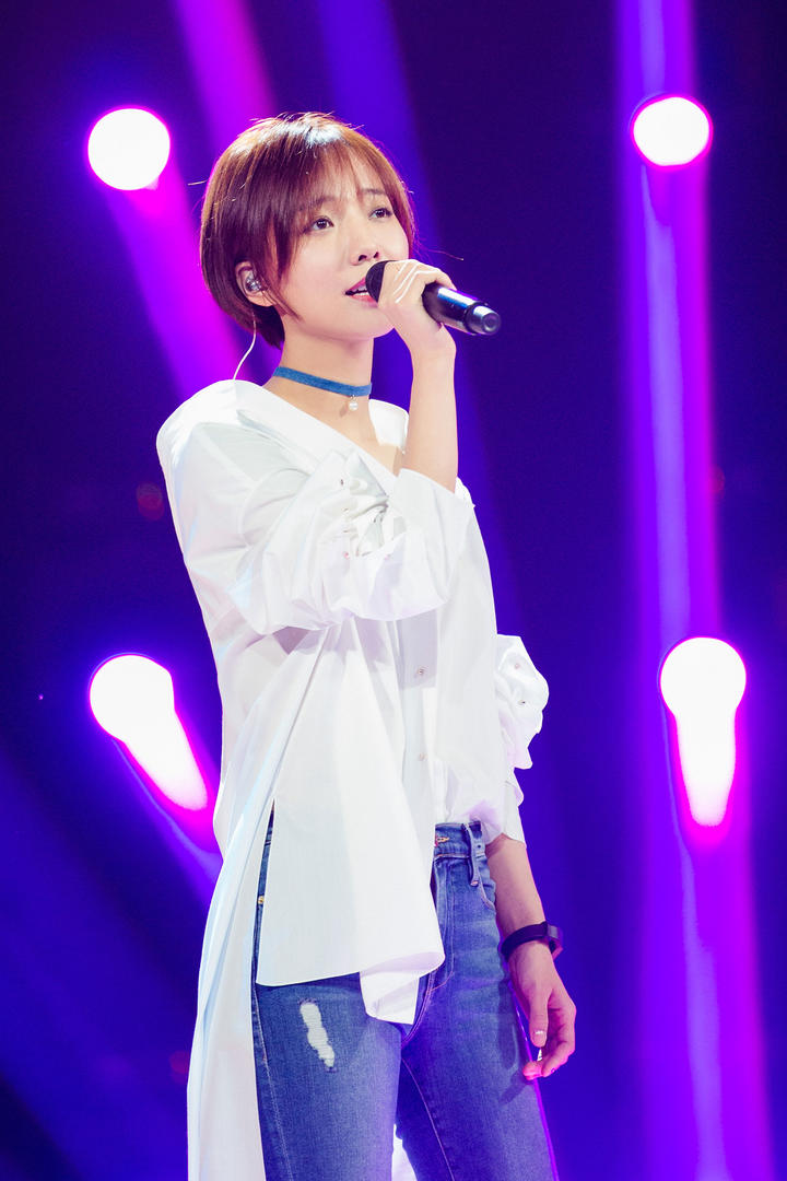 舞台上唱歌的美女明星王珞丹图片