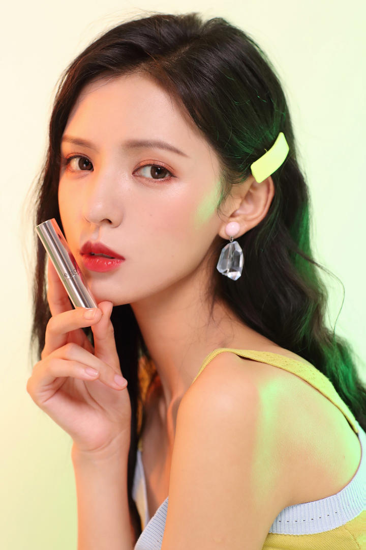 手里拿着口红的韩国清纯美妆女主播高清图片