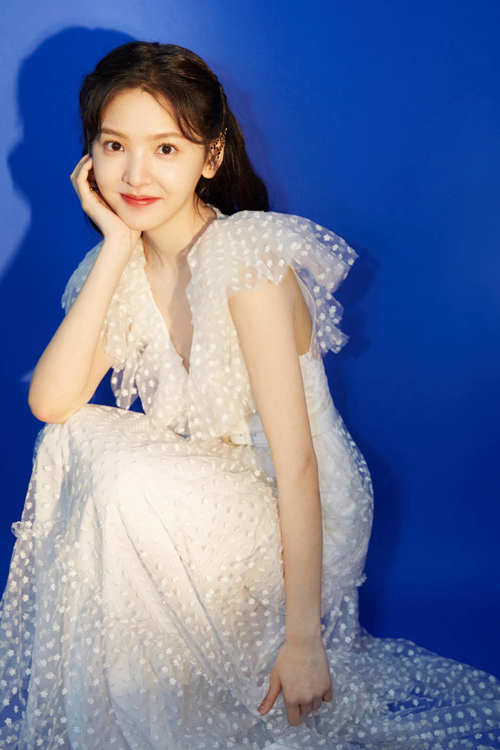 笑容甜美的女明星章若楠图片