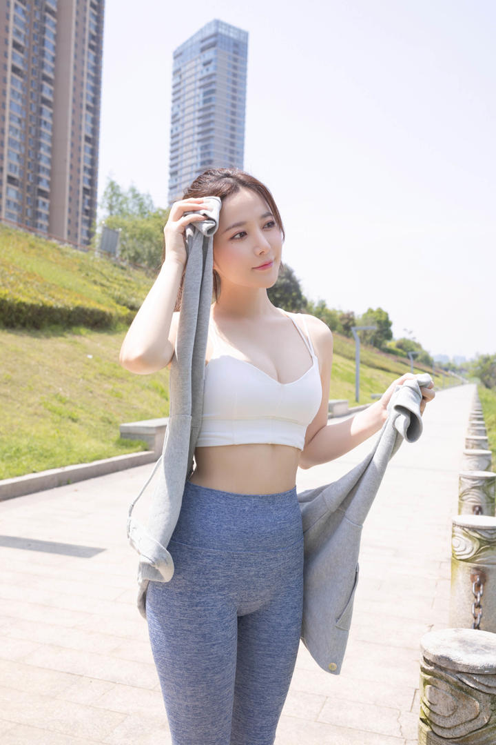 户外运动的紧身裤美女模特鱼子酱高清美女大图
