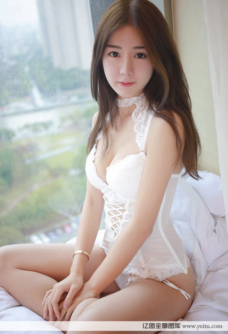 长发美女卤蛋luna粉臀酥胸黑白服饰性感写真