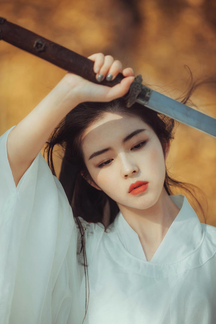 拔剑的古代女侠客唯美古典美女艺术照图片