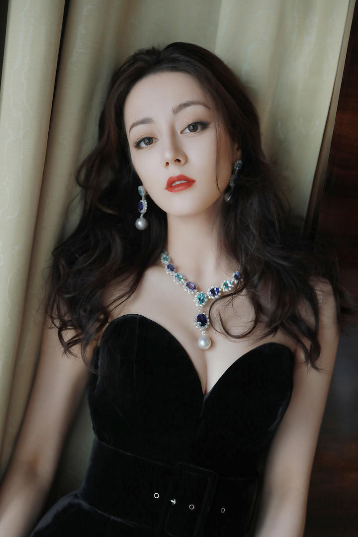 迪丽热巴穿低胸礼服高清美照