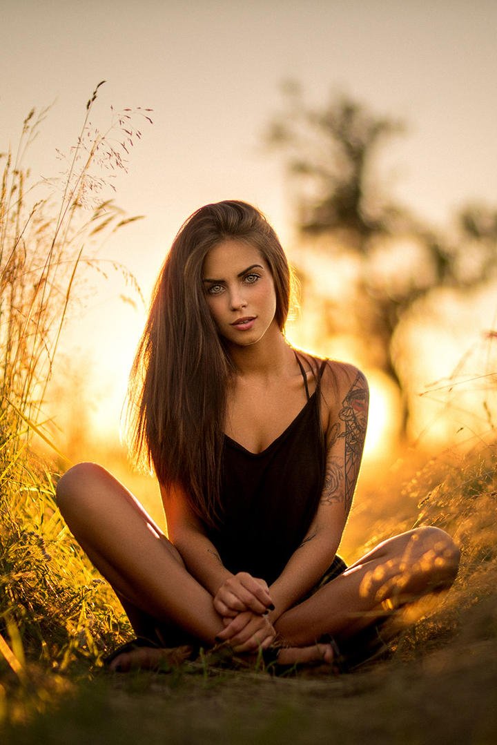 夕阳下坐在地上的欧美气质美女