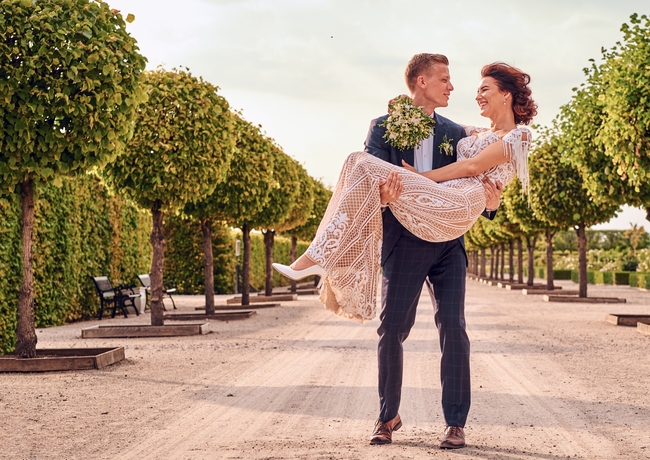 男生公主抱女生情侣写真图片