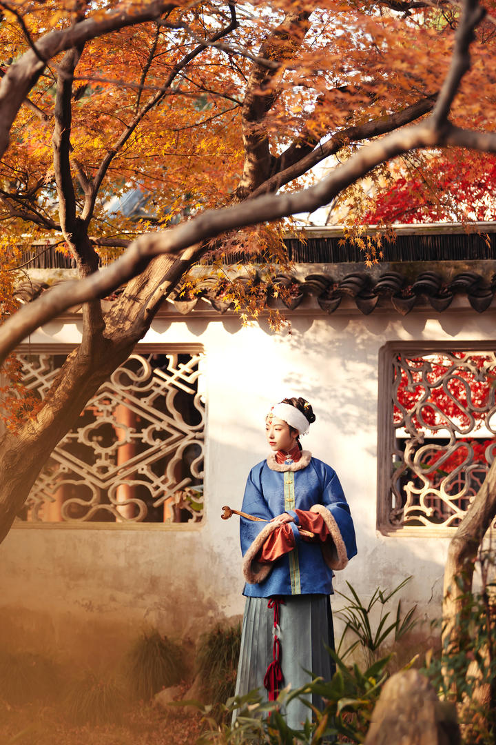 站在庭院里清公主格格古装美女艺术写真摄影图片