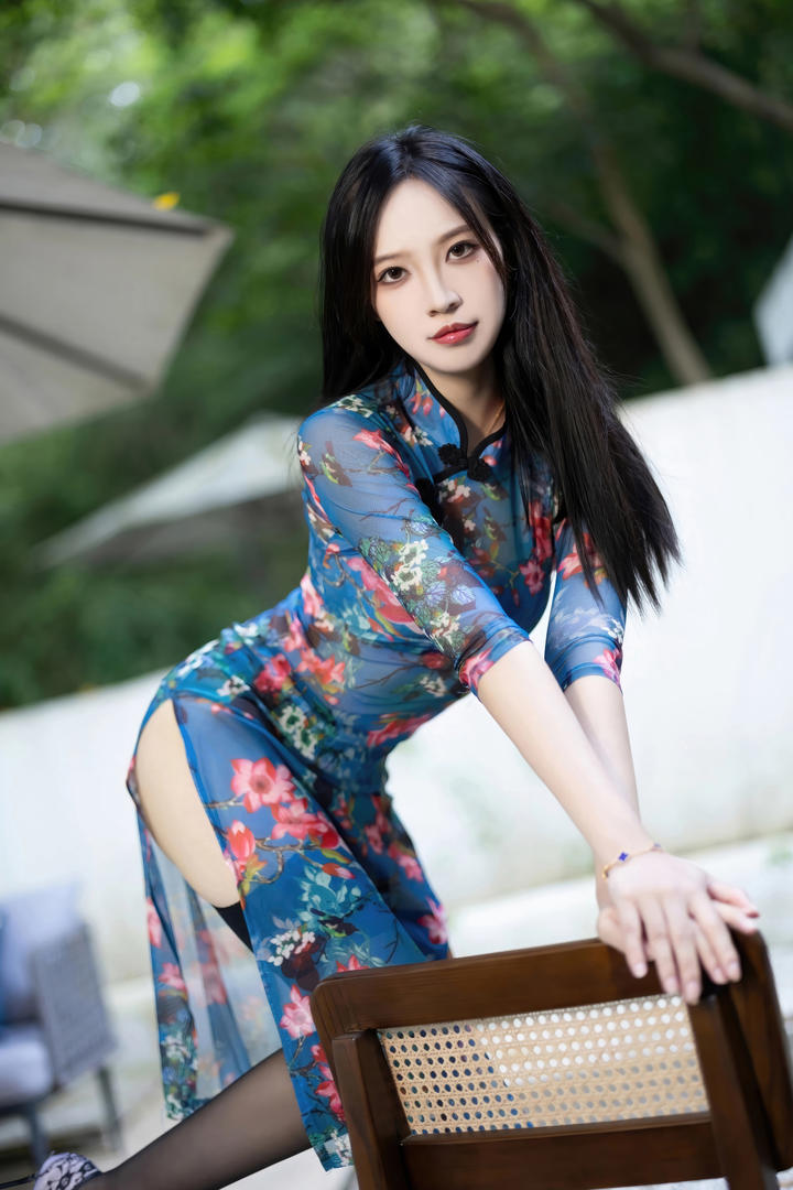 趴在椅子上的翘臀旗袍美女克拉女神写真套图