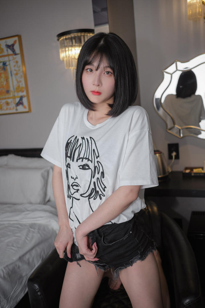 穿牛仔热裤的韩国短发漂亮美女高清手机壁纸图片大全