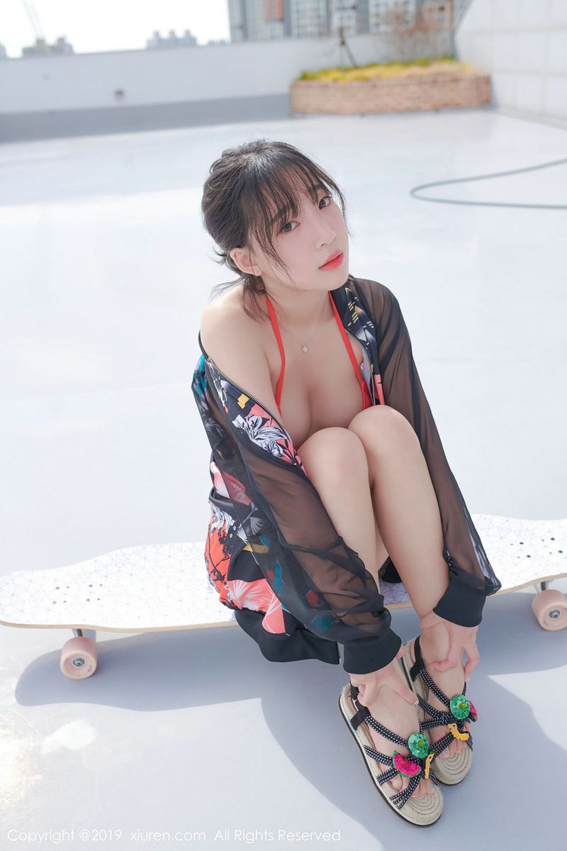 秀人网美女模特卿卿比基尼开背毛衣内衣诱惑雪地性感写真