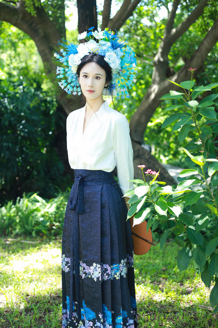 头戴花环的养眼美女手机壁纸图片下载