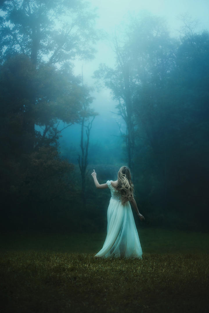 森林里的高清唯美美女背影图片