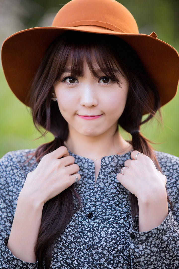 戴着帽子的韩国美女明星李恩慧图片