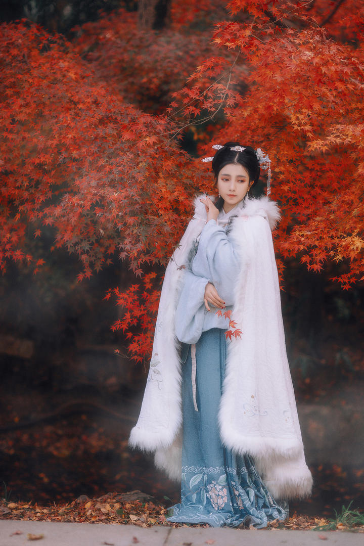 站在红色枫叶下的高清古典美女艺术写真