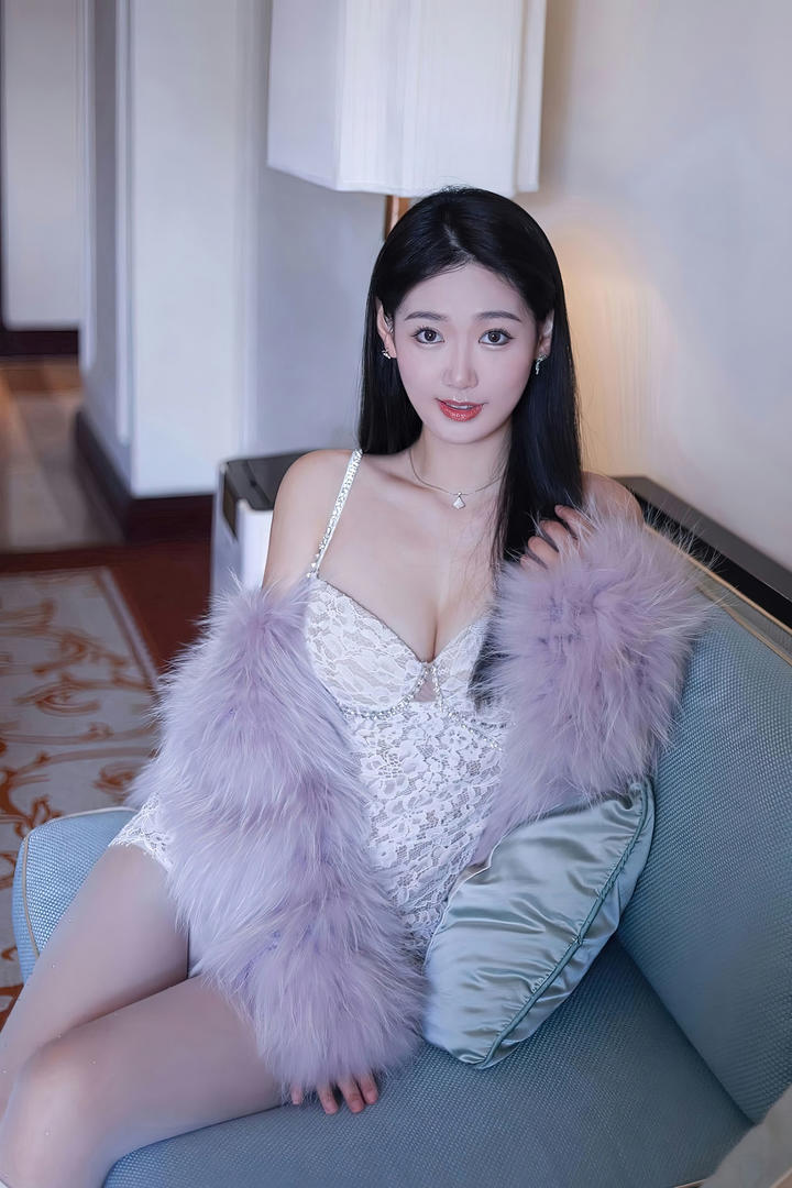 99精品亚洲AV无码国产另类唐安琪低胸吊带裙美女图片