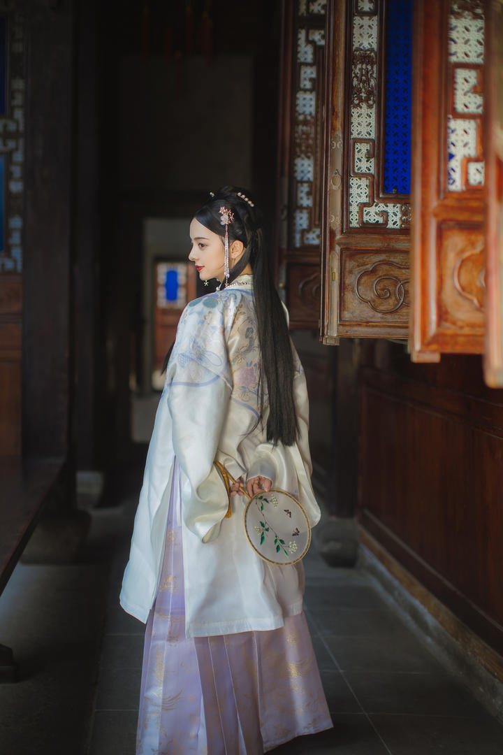 亭亭玉立的古装汉服小美女背影摄影图片