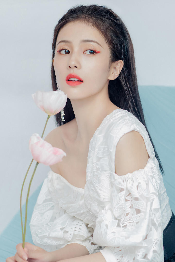 手持荷花的高颜值美女明星白鹿唯美写真图片