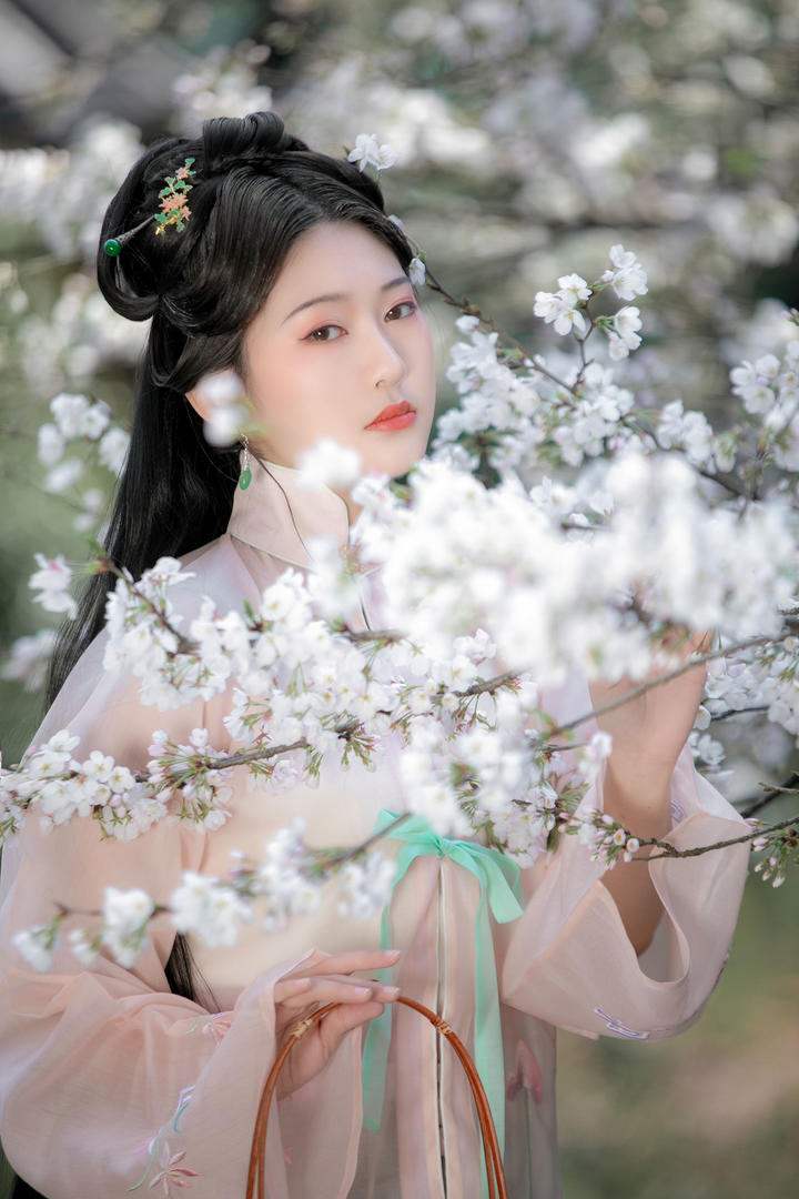 古装美女户外赏花高清艺术照欣赏
