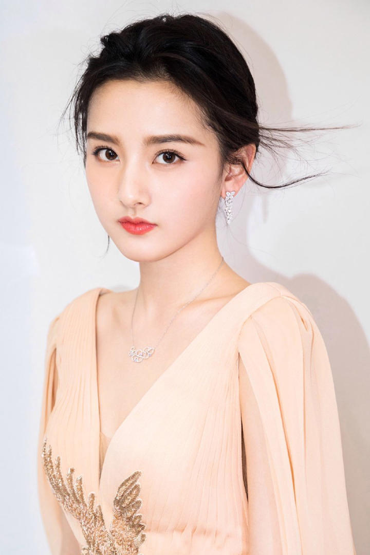 穿着性感深V上衣的美女明星宋祖儿写真集