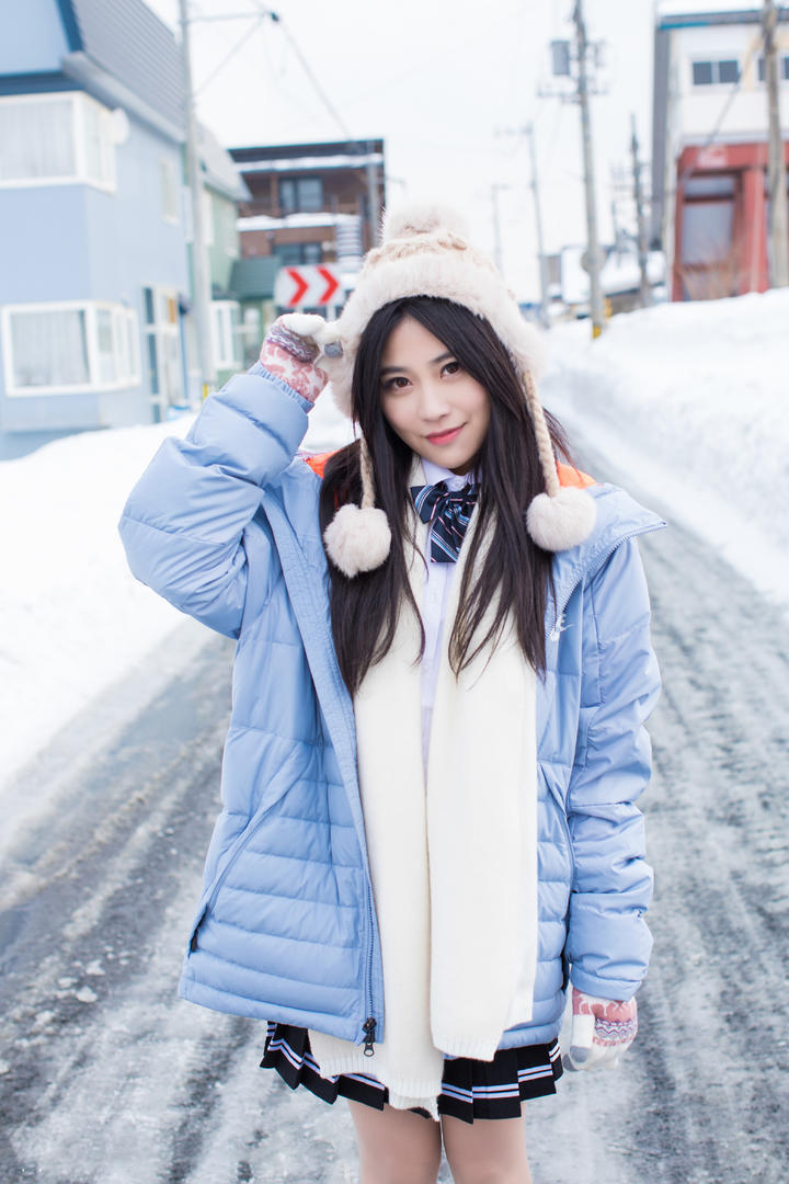 站在雪中的极品清纯女生高清图片