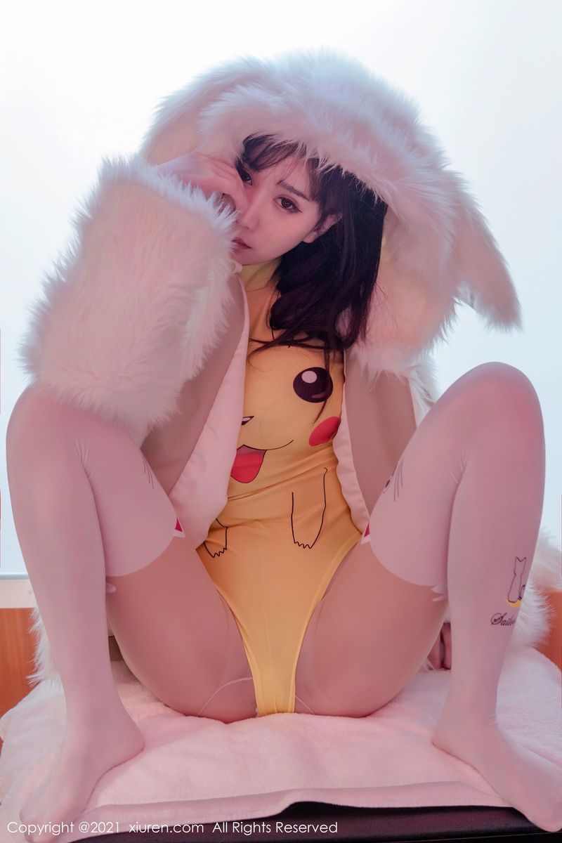 秀人网智齿小可爱小果冻儿jelly丝袜美腿皮卡丘服饰柔韧写真